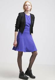 Die meisten frauen lieben im winter eine warme jacke, weil die eigene körperwärme immer ein bisschen zu wenig ist. Welche Jacke Zu Blauem Kleid 215f3d