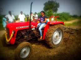 India S Favorite Tractor The Masseyferguson 1035 From Tafe Cultivating The World Tafe Com Tafecaf Tractors Antique Tractors Massey Ferguson Tractors