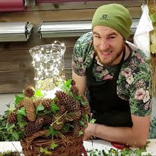 Winter Dekoration Vor Der Hausture In 2020 Winter Decor Winter Diy Pine Cone Decorations