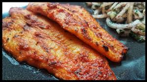 Zudem wird er ähnlich zubereitet und ist sogar noch günstiger. Seelachsfilet Aus Dem Backofen Mit Einem Zwiebelsalat Low Carb Cuisine Legere Youtube