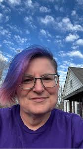 Ich bin am überlegen ob ich den undercut rauswachsen lassen soll 😅🤷‍♀️  das hab ich 2019 schonmal versucht und bin gescheitert 🙈 was sagt ihr?  Fändet ihr auch Videotutorials also Frisuren Ideen