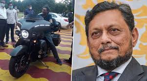 The chief justice of india, sharad arvind bobde, has raced to the top trends on social media with images of him trying a harley davidson superbike. Cji Bobde Spotted Checking Out Harley Davidson And His Love For Bikes Is Evident View Pic Latestly