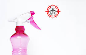 Le Spray Anti Moustiques Maison Qui Suit Ne Contient Que Deux Ingredients Du Vinaigre De Cidre De Pomme Biologique Et Du Spray Bottle Cleaning Supplies Spray