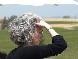 Belles En Poivre Et Sel 6 50 Nuances De Gris Ou Comment J Ai Arrete De Me Teindre Les Cheveux Cheveux Gris Coiffures Cheveux Gris Cheveux
