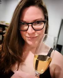 Je suis magique. Quand j'interpelle le soleil ou la lune. Quand je  m'immerge sous l'eau. Quand j'allume une flamme. Il y a de la magie dans  chacun de mes mots. Posés sur