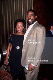 Gladys knight has kicked off a fundraiser that will give back to canton, a formerly segregated the soul singer and her spouse hope to provide multiple services for the youth of the town, including a. Singer Gladys Knight And Husband Les Brown Les Brown Gladys Knight Celebrity Couples