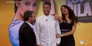 El presentador pablo motos factura 28 millones de euros al año gracias al programa el hormiguero y a otros negocios, según ha motos tiene en propiedad dos fincas y dos viviendas en valencia y dos pisos en madrid que comparte con su mujer laura llopis, con la que lleva casado más de 20 años. Pilar Rubio Y Sergio Ramos Anuncian La Fecha De Su Boda En El Hormiguero