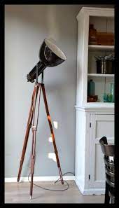 zwarte industriele bauhaus lamp op oud statief mooi vintage lampen statief bauhaus