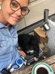 Frukost nere på gatan och vi...