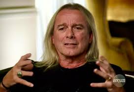 So many people posting happy birthdays to Robin and quoting a Mike song . 😳