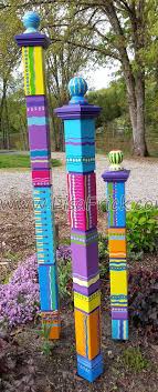Single Medium Garden Totem Garden Sculpture Colorful Von Lisafrick Mit Bildern Gartenskulptur Garten Hof Kunst