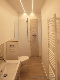 Das Bad Hat Die Masse 3 65m X1 10m Die Geflieste Dusche Hat Eine Ablaufrinne Die Holzdekor Fliesen Mit Ru Dusche Fliesen Kleines Bad Einrichten Bad Einrichten