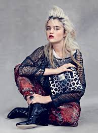 And in the place of kurt cobain's shaggy, naturally dirty blond hair: 11 Iconic Blondes With Dark Roots Kurt Cobain Debbie Harry And More Vogue