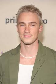 Drew Starkey's biography: Age, relationship status, real name, movies,  profiles, net worth