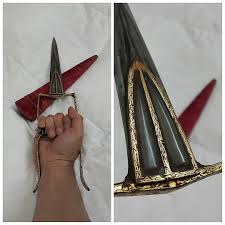 صوره لبعض تفاصيل الخنجر السابق يظهر فيها أحجار اليشم وسط المثلث الذهبي عند بداية النصل من جهة القبضه