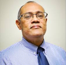 Reconocemos a la Dra. Liz Pagán, directora de la Decep y de la oficina de  Educación a Distancia, y al Dr. Ernesto Soto, profesor del Departamento de  Administración de Empesas, por lograr