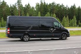 Paimio Finlande 5 Aout 2016 Noir Mercedes Benz Sprinter Van Se Deplace Le Long Autoroute A Haute Vitesse Dans Le Sud De La Finlande Panning Effet Banque D Images Et Photos Libres De