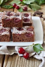 Saftiger Schoko Kirsch Kuchen Vom Blech Von Sweets Lifestyle Schoko Kirsch Kuchen Saftiger Schoko Kirsch Kuchen Kuchen Rezepte
