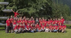 Tabăra se adresează copiilor și tinerilor cu vârste cuprinse între 9 și 17 ani. NouÄ Ani De TabÄrÄ Floare De ColÅ£ La DurÄu Parohia Sfantul Gheorghe RomaneÈti