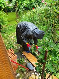 Gartenarbeit In Gummi In 2020 Rain Wear Gummies
