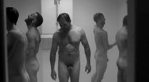 Rodeado de hombres desnudos