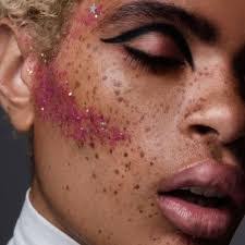 Lynn Straub's Instagram, Twitter & Facebook