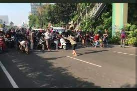 Mereka dilarang masuk tol sebelum jam 09.00 wib. Ini Aturan Hukum Tak Boleh Kebut Kebutan Di Jalan Raya Halaman All Kompas Com
