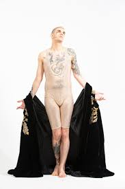 Non tanto per il brano, quel me ne frego accusato di fascismo alla cieca non appena letto sui giornali, quanto per la performance. Achille Lauro A Sanremo Scatena L Ironia Sui Social Ecco I Post Piu Divertenti