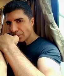 أوزجان دنيز يتهم بوليود بسرقة فيلمه ويقدم الدليل في صورة مجلة هي