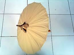 Gambarlah garis melengkung ke bawah sebagai payung, dan sekumpulan garis lengkung pendek yang saling terhubung sebagai dasar payung. Payung Kertas Polos