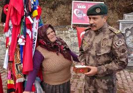 Babasını küçük yaşta kaybeden bülbül, ilçeye bağlı köprüyanı mahallesi'ndeki tek katlı evde annesi. Sehitlerin Kabrinden Alinan Topraklar Eren Bulbul Un Annesine Teslim Edildi