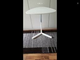 Tisch ist aus hellem holz, dm 45 cm. Hohenverstellbarer Beistelltisch Ikea