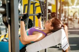 Lies hier, wie du auch ohne test trainieren darfst. Workout 7 Tipps Fur Frauen Die Wahrend Ihrer Tage Ins Fitnessstudio Gehen Fit For Fun