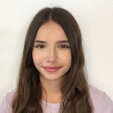 Claire Schilling's Instagram, Twitter & Facebook