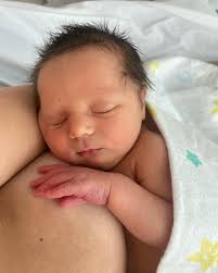 Weekly recap ✨ 1. One if the few photos I have of Mally and I 🫶🏼 2. Our  second fam photo (why are we so bad at taking photos 😅) 3. Reunited