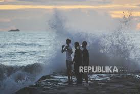Diskon besar untuk hotel & akomodasi di pantai barat, (pangandaran, indonesia). Seorang Wisatawan Hilang Terseret Ombak Pantai Jetis Republika Online