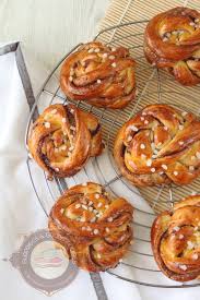 Brioche Suedoise A La Cannelle Cinnamon Rolls Ou Kanelbullar Surprises Et Gourmandises En 2020 Brioche A La Cannelle Brioche Recette