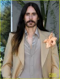 Für die rolle der transsexuellen rayon im drama dallas buyers club erhielt er 2014 den oscar als bester nebendarsteller. Jared Leto Sports Flower Brooch In His Gucci Suit For Golden Globes 2021 Photo 4528804 2021 Golden Globes Golden Globes Jared Leto Pictures Just Jared