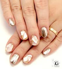 海外で大人気のミラーネイル このミラーネイル は見た目がすっごくモードでおしゃれなことから海外セレブをはじめとして 世界で流行しているデザインです そんなミラーネイル 実はやり方さえわかればセルフ ネイルでも簡単にできることをご存知ですか 家でもできる簡単