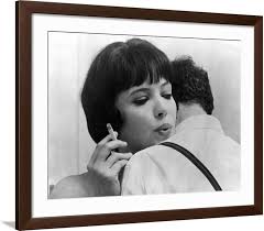 Amazon.com: ART.COM Foto de pared My Life To Live, (también conocida como  Vivre Sa Vie), Anna Karina, 1962 en marco marrón, 40 x 32 pulgadas : Hogar  y Cocina