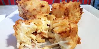 La frittata di maccheroni nasce a napoli come riciclo della pasta avanzata, essendo però un piatto molto semplice, che può anche risolvere un pranzo o. La Frittatina Di Pasta Napoletana La Ricetta Di Ciro Salvo La Cucina Italiana