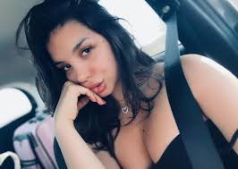 I gemiti degli uomini mi eccitano da morire, nella mia testa penso tipo  ""FINISCILO"" 😂