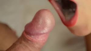 Fellation gros plan, sperme dans la bouche