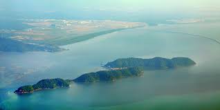 Bandar yang paling hampir dengan sungai dua ialah gelugor. Juru Malaysia Wikipedia