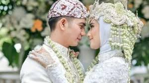 Nadya mustika rahayu tampak merawat bayinya seorang diri tanpa kehadiran sosok sang suami, rizki syafaruddin. Seminggu Nikah Rizki Da Dan Nadya Mustika Pisah Ranjang