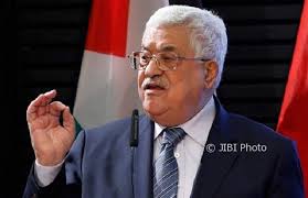 Perwakilan presiden palestina di chechnya, duta besar awad zaoul, menyerahkan medali kepada ibu kadyrova dan mengapresiasi usahanya melalui yayasan martir akhmad kadyrov dalam. Presiden Palestina Bekukan Kontak Dengan Israel