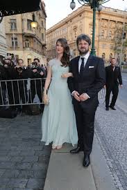 Po absolvování univerzity karlovy strávil několik let na famu. Galerie Serialova Hvezda Bernaskova Nosi Vousy Foto 25 Ahaonline Cz