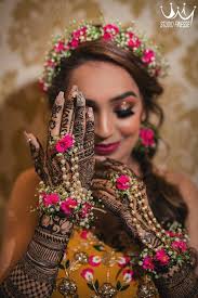 Pin By Mil Maravilhas On Indian Wedding Inspiration In 2020 Flower Jewellery For Mehndi Wedding Flower Jewelry Bridal Mehndi Dresses