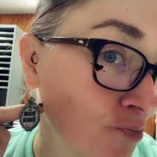 Pendientes con placa de entrada a la mansión embrujada