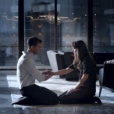 Intimidată de gusturile speciale şi secretele întunecate ale tânărului şi frumosului om de afaceri christian grey, anastasia steele se desparte de acesta şi îşi începe cariera la o editură din seattle. Fifty Shades Darker Cincizeci De Umbre Intunecate 2017 Film Cinemagia Ro